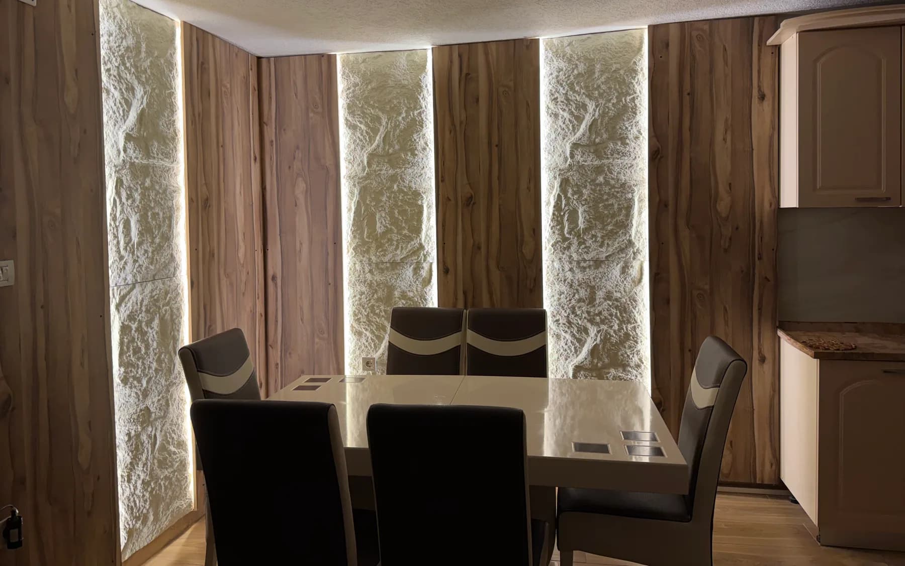 The dining table and kitchen at Villa Noar II